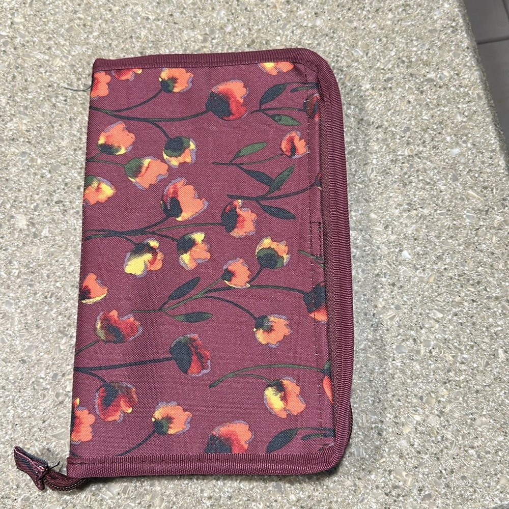 - NWT- Thirty-One Get Creative Zip Pouch- Delicate Flower